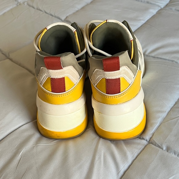 Michael Kors sports shoes - platform style with gold arch trimming - Picture 4 of 6